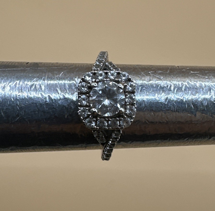Elegant 925 Sterling Silver Sparkling Stones Ring / Size 7