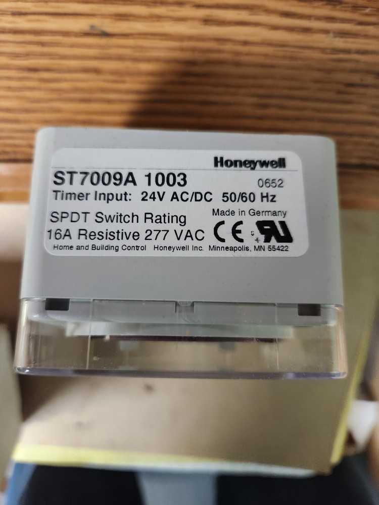 Honeywell ST7009A1003 24 Hour / 7 Day Electronic Timeswitch New Old Stock