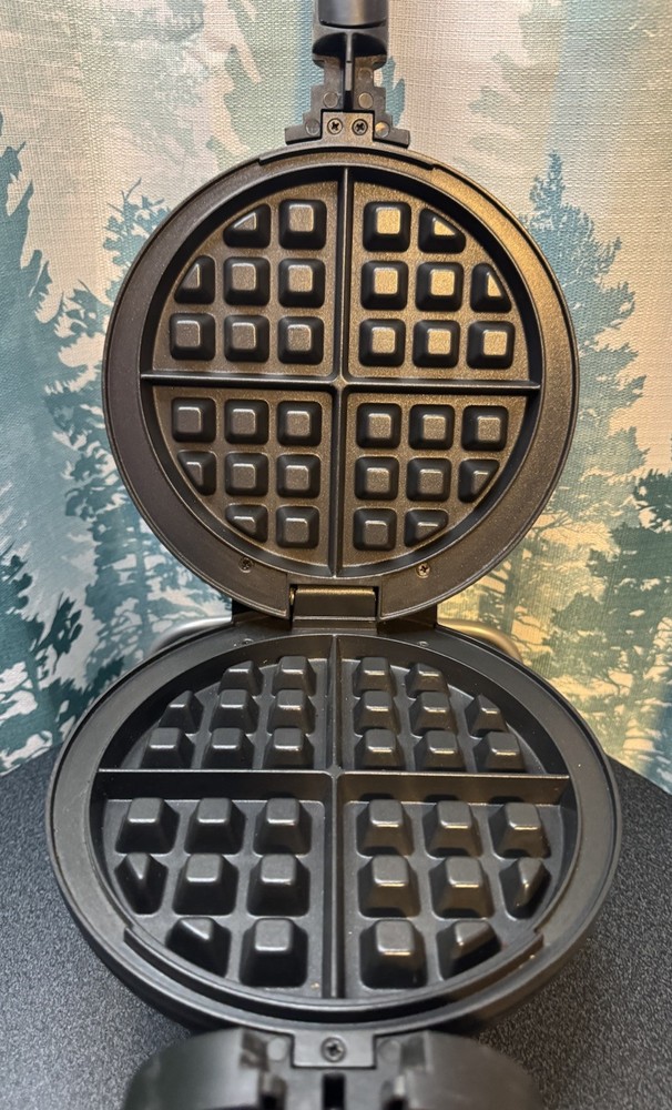 Farberware Single-Flip Waffle Maker, Black with Stainless Steel Decoration