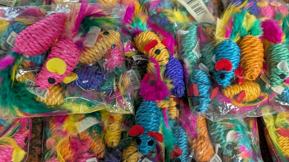 CAT TOY, SISAL MOUSE W/ FEATHERED TAIL