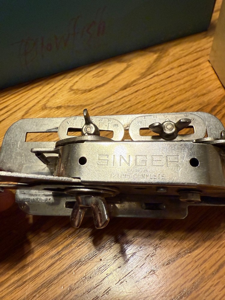 Antique 1938 Singer Sewing Machine/Accessories