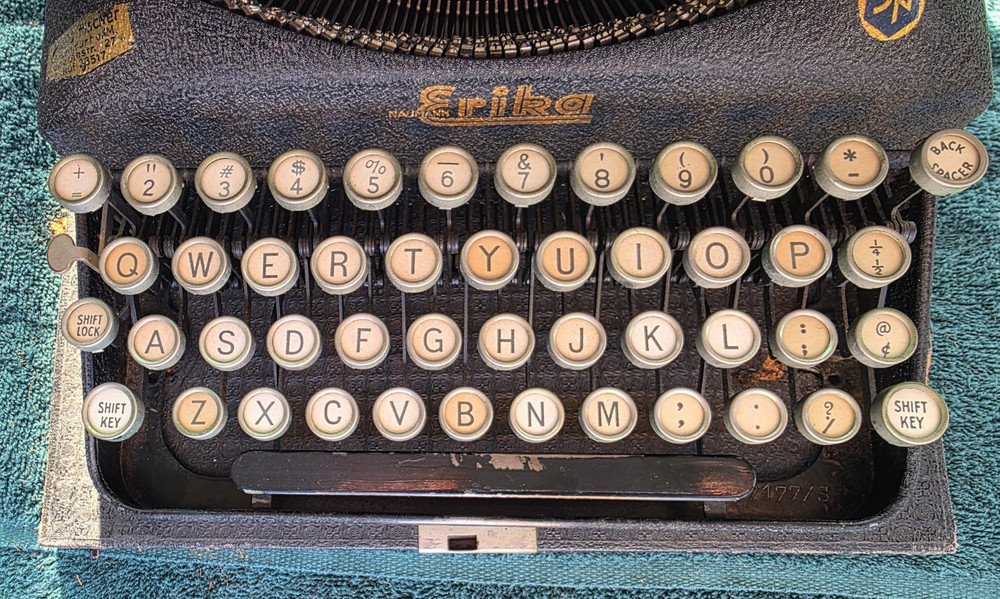 Excellent! 1936 "ERIKA" Typewriter "SERVICED" Original spools, Crinkle, case