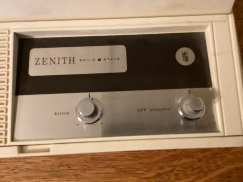 Zenith (Rare)1973 E505V portable record player AC/DC