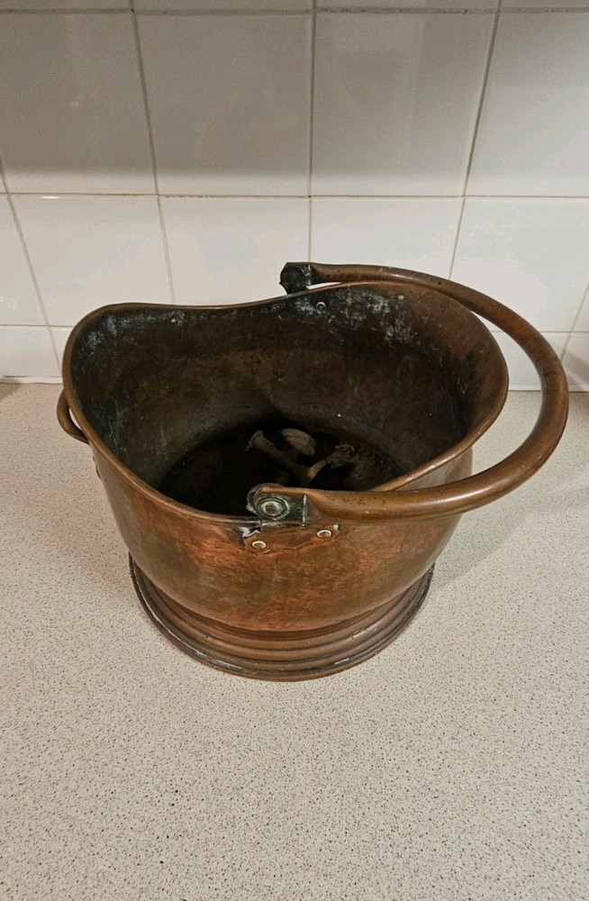 A stunning quality Large Antique Copper Coal Scuttle,Fireside.