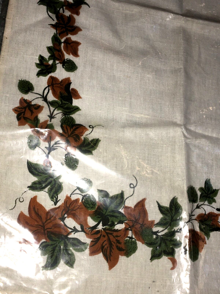 TABLE RUNNER TOPPER Doily RECTANGULAR Fall Leaves Berry Vine WHITE CLOTH 27" VTG