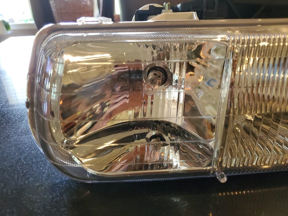 Chevrolet Silverado 2000 - Left Side Headlight . CV10083-H