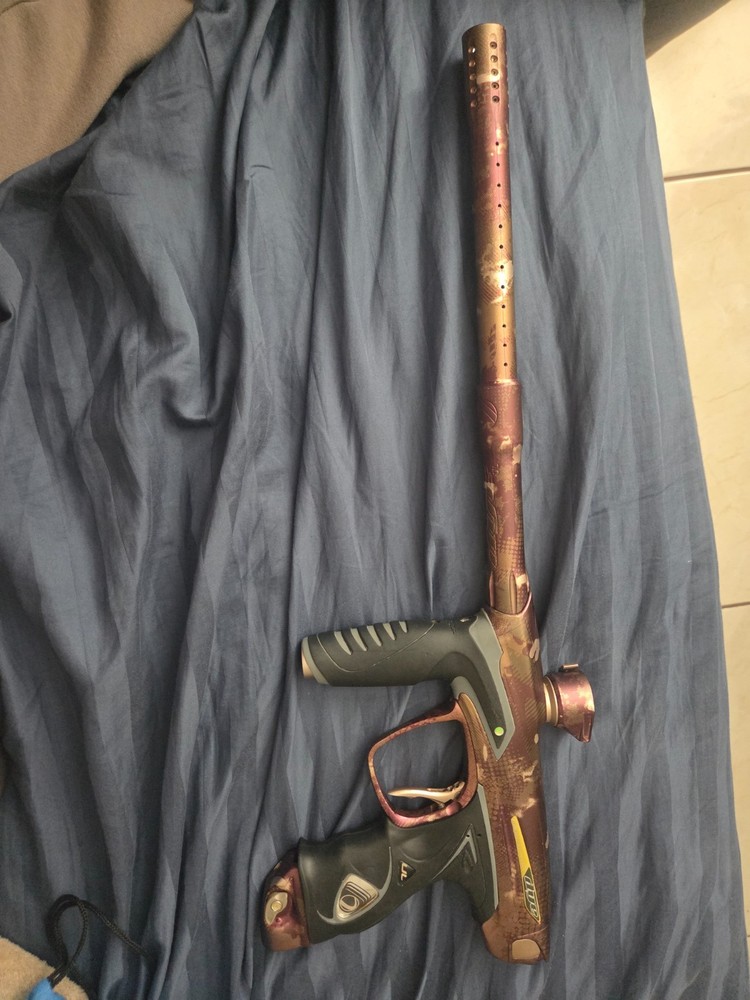 DYE DM14 PAINTBALL GUN