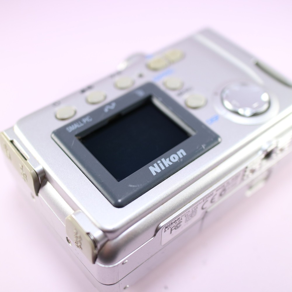 Nikon Digital Camera Coolpix 2000 2.0MP Silver Tested