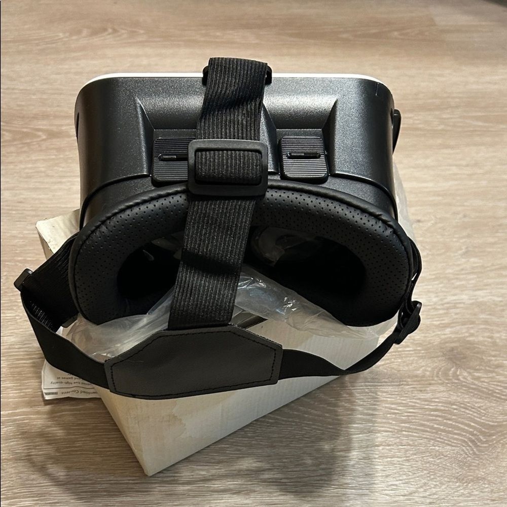 VeeR Virtual Reality Headset - White and Black