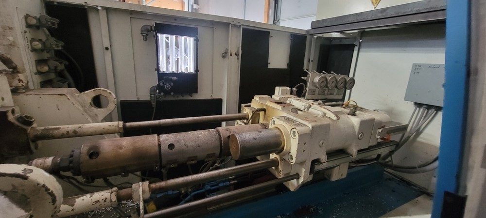 90T Engel molding machine
