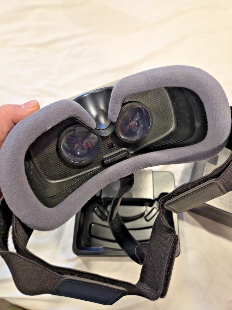SAMSUNG Gear VR with Controller Open Box