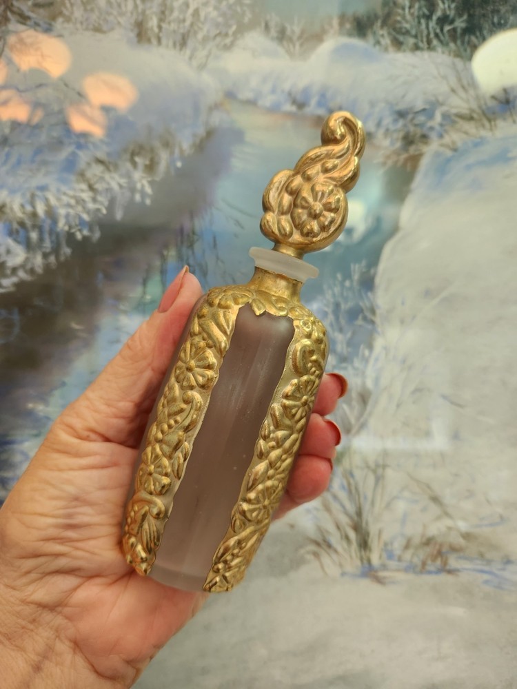 DECORATIVE FROSTED PERFUME BOTTLE WITH GOLD COLUMNS #1005