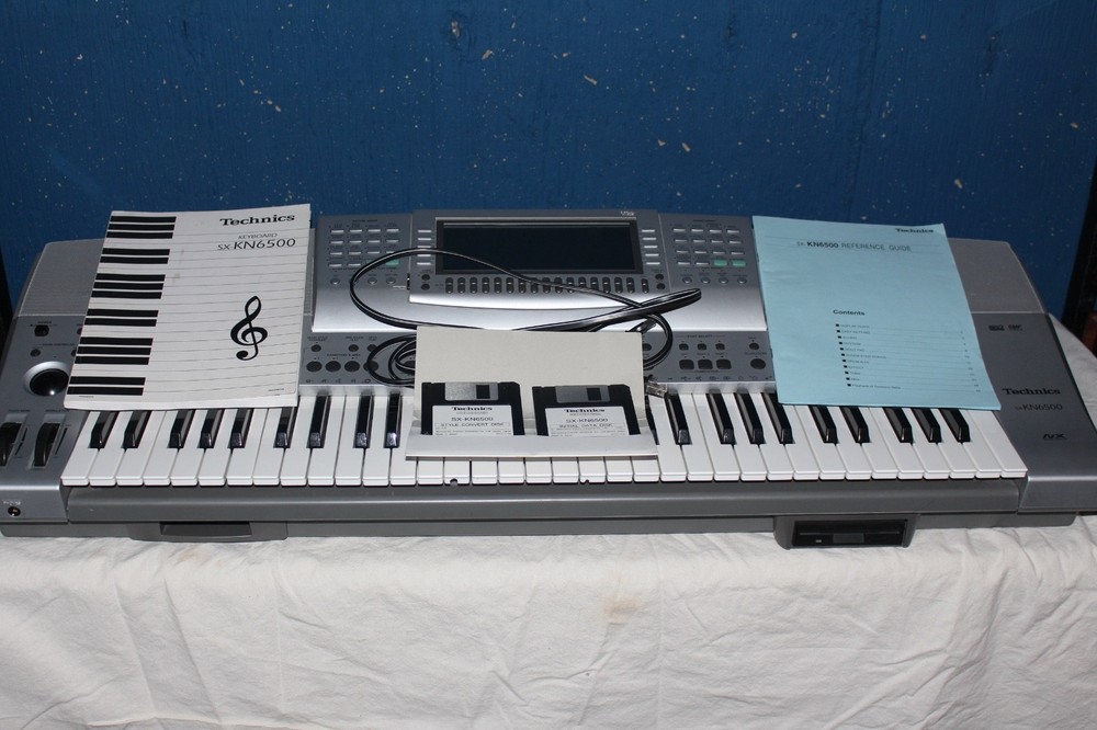 Technics SX KN6500 Digital Keyboard Workstation with extras