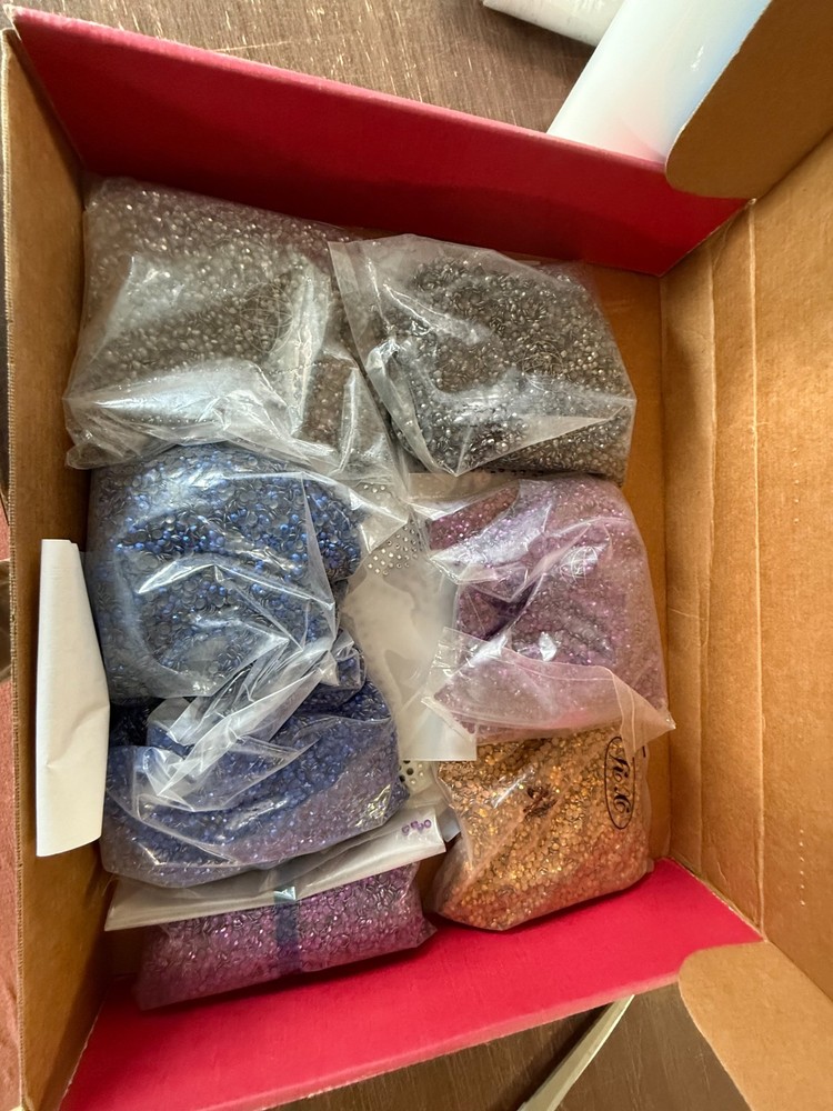 Rhinestones Heat Seal Bulk packaging includes plastic containers