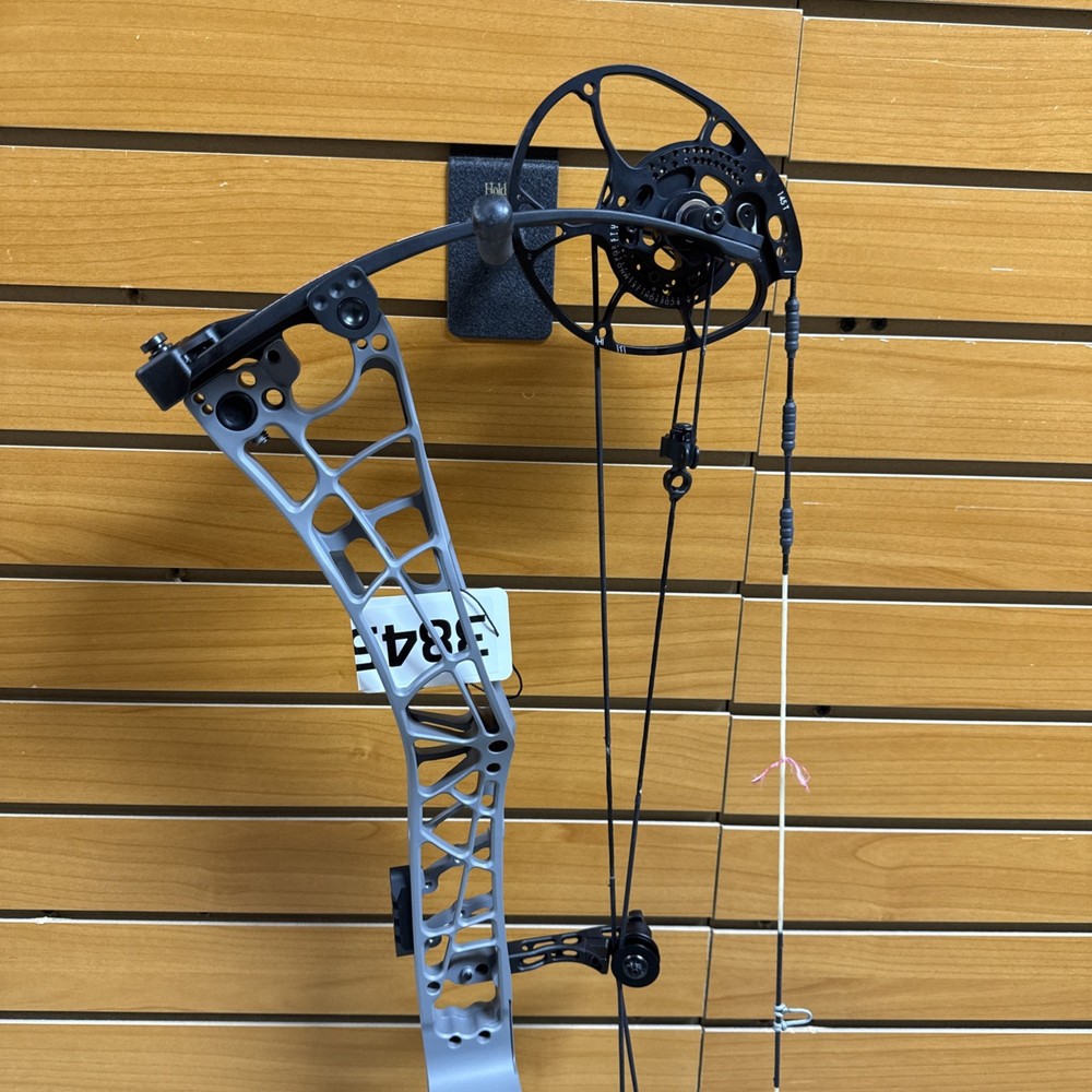 Item 3845 - Darton Archery Compound Bow - Tritech 33 - RH - Stone Grey