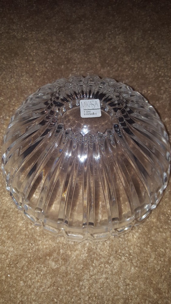 DISCONTINUED MIKASA REFLECTIONS PATTERN CRYSTAL 8" DIAMETER BOWL