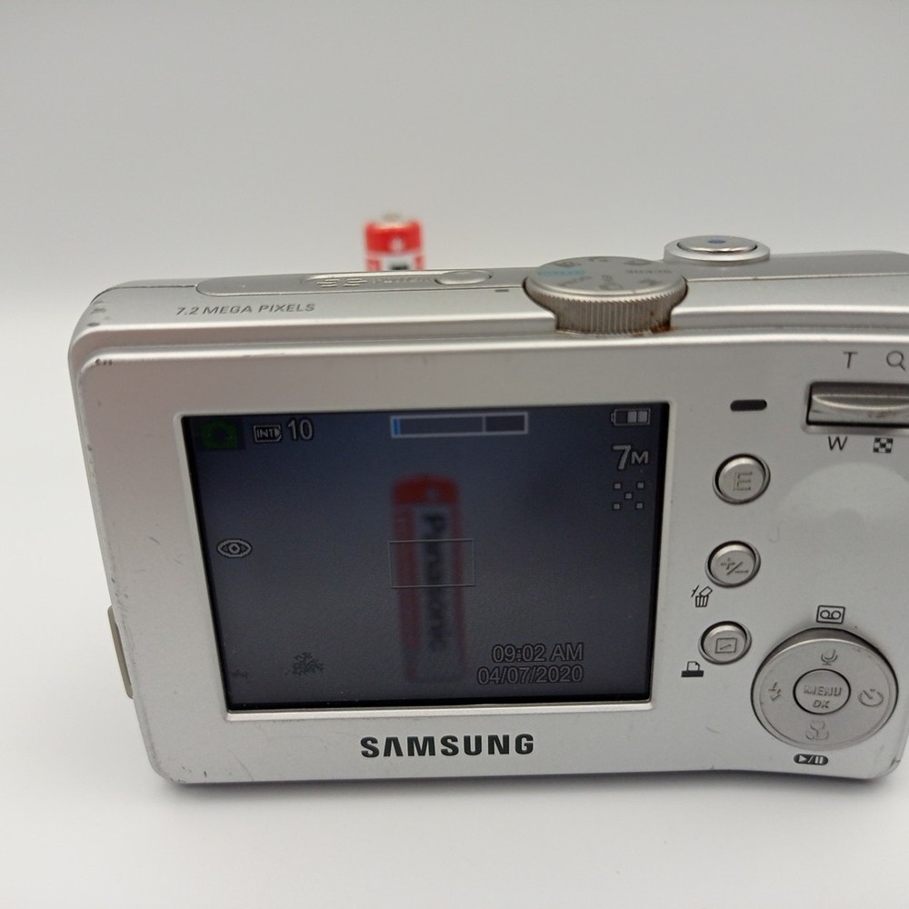 Samsung Digimax D75 7.2MP Compact Digital Camera Silver - Powers Off Randomly