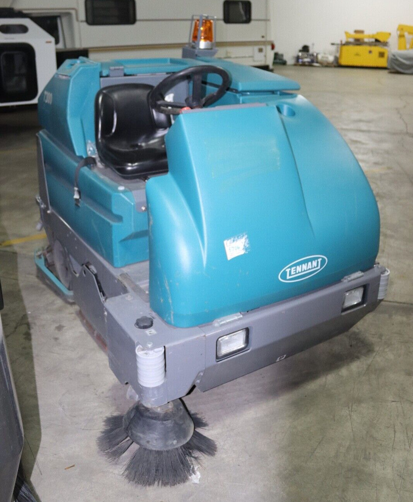 Tennant 7300  Floor Scrubber LOW HOURS 949 HOURS