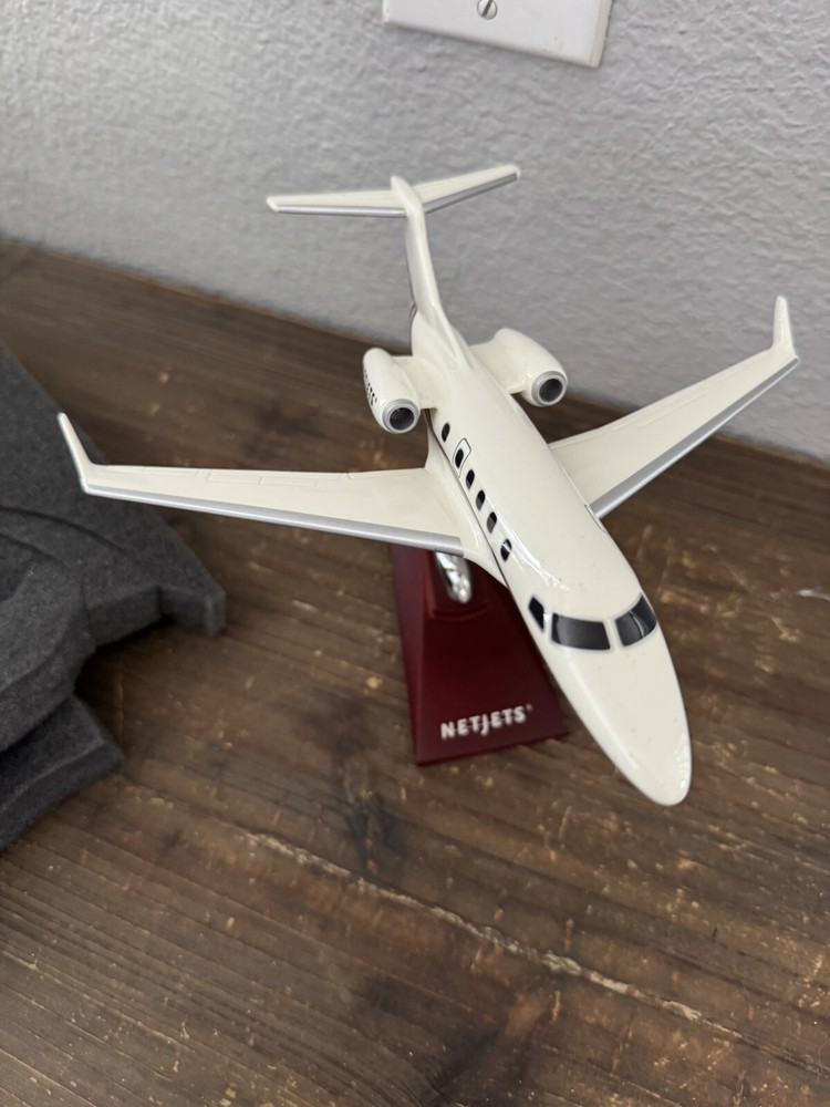 BUSINESS NETJETS EXECUTIVE DESK MODEL