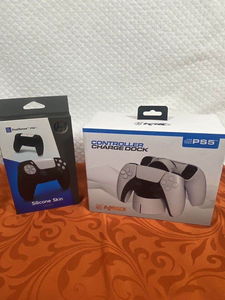 PS5 CONTROLLERS CHARGING STATION & ONE CONTROLLER SKIN