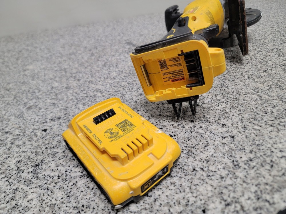 DEWALT DCS571 Atomic 20V MAX 4-1/2 inch Compact Circular Saw Kit