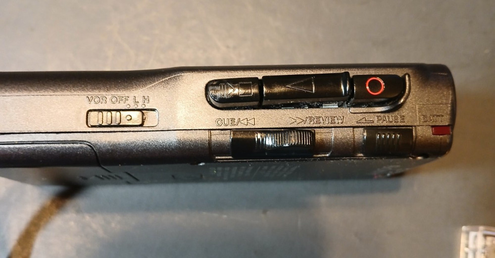 Sony M-529V Handheld Vintage Microcassette Recorder POWERS ON/ NEEDS BELT