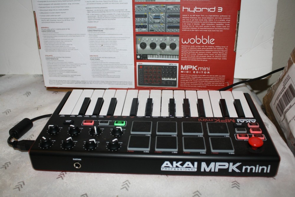AKAI PROFESSIONAL MPK MINI COMPACT KEYBOARD AND PAD CONTROLLER