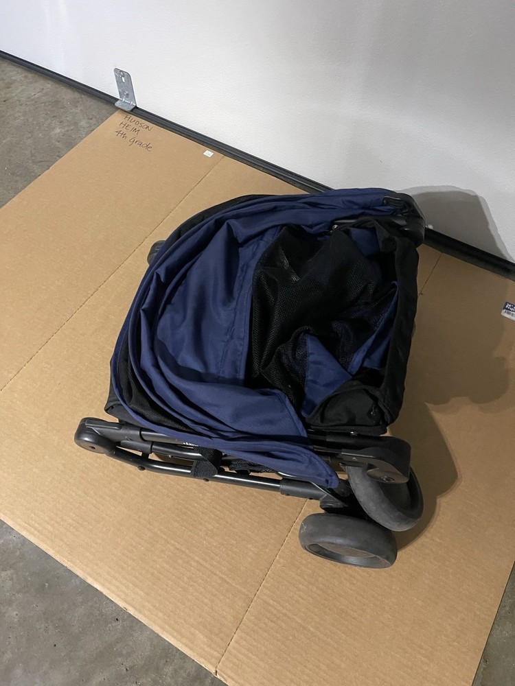 Mountain Buggy Folding Buggy Black Navy Blue Five-Point Harness Canopy