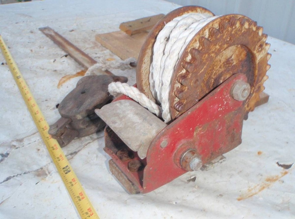 Hand Winch w Pulley - Missing Handle