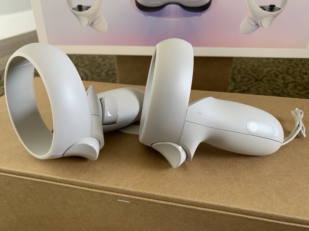 OCULUS QUEST 2 VR HEADSET 64GB **MINT CONDITION**