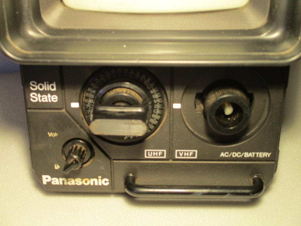 Vintage Panasonic Solid State Portable TV TR-555 1978
