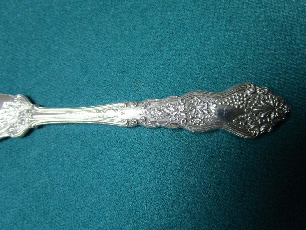 Wm "Rogers' 6 Small Fruit/ Fish / Spread Knives Repousse