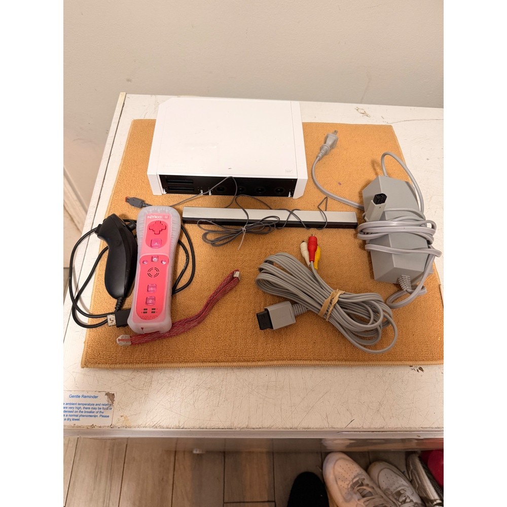 Nintendo Wii Console White Bundle with 13 games, Controller and Cords (tested)