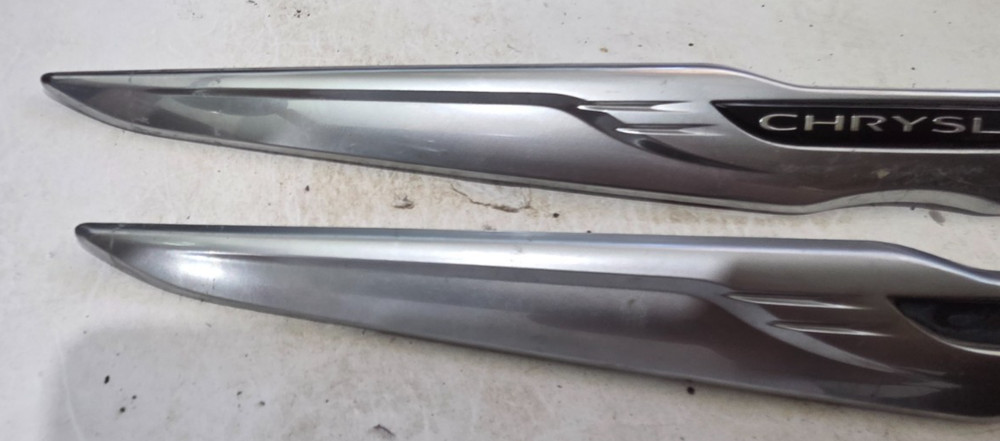 (1) CHRYSLER 200 REAR EMBLEM 18" JS41 {X298}