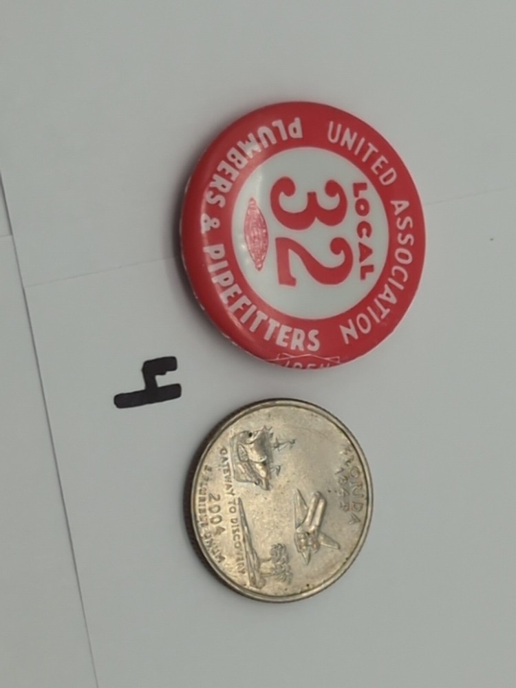 UA Local 32 Plumber Pipefitter Steamfitter Pin Back Button