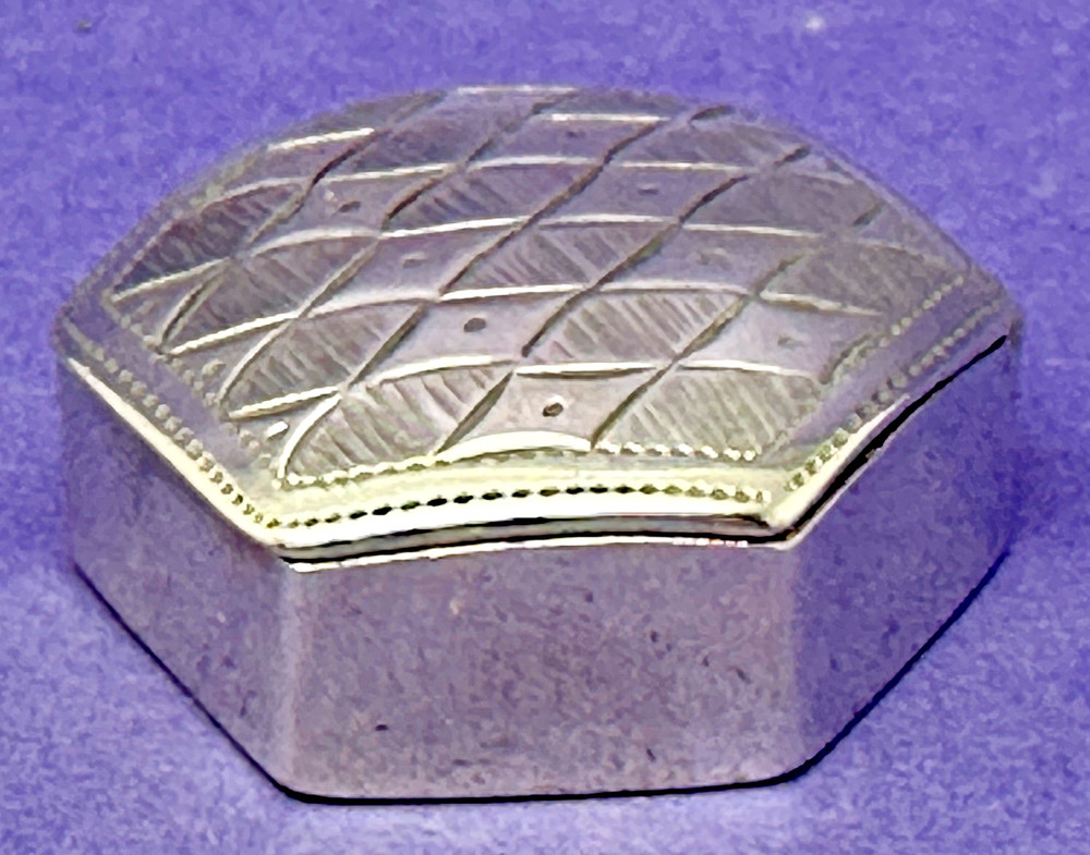 GEORGIAN SOLID SILVER HEXAGONAL HINGED LID PILL BOX BY JOHN TURNER B'HAM 1802