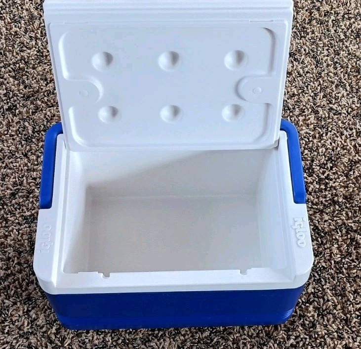 Igloo Six-Packer Hard Cooler Blue & White with Lid and Handle