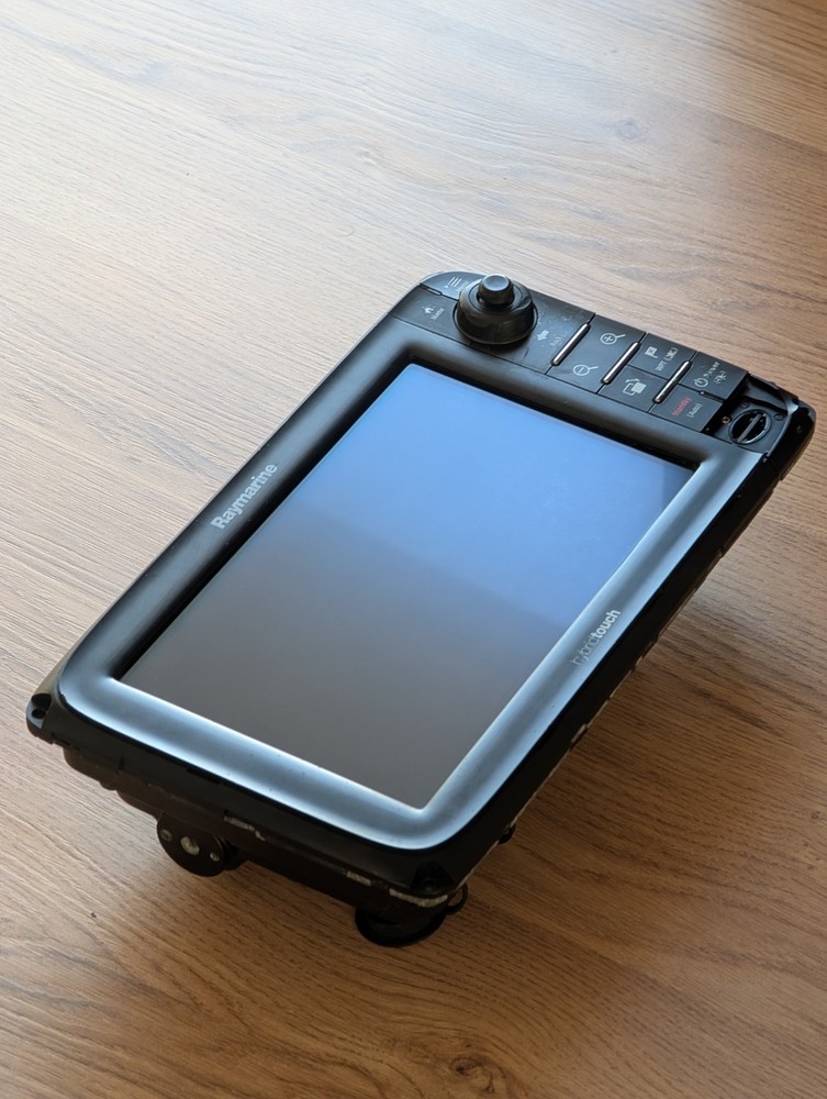 Raymarine e95 Hybrid Touchscreen Multifunction Display model: E70021