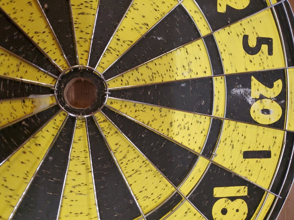 Kings Head Pub & Lodging Dart Board Set Missing Darts Used