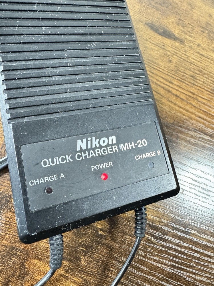 Nikon MH-20 Quick Charger Powers On/untested