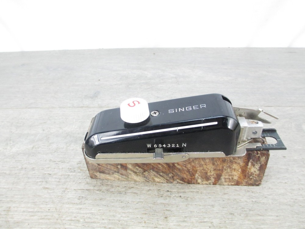 Singer 160506 Buttonholer Button Holer