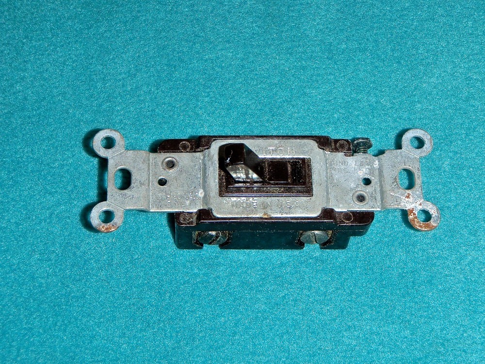 LEVITON VINTAGE 3 WAY BROWN LIGHT SWITCH