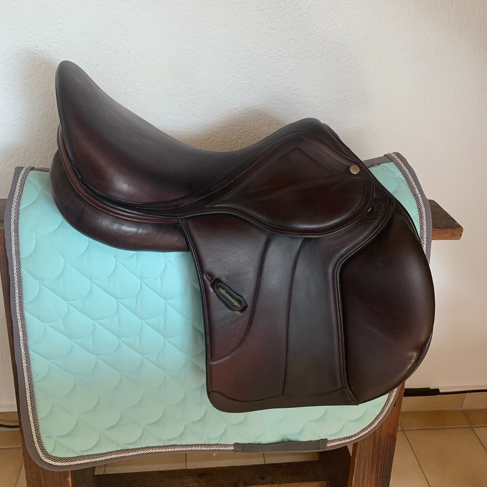 Immaculate 17" Amerigo Dressage Saddle