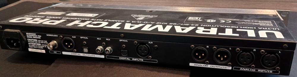 Behringer Ultramatch PRO SRC2496 24-Bit/96 kHz A/d-d/A & Sample Rate Converter