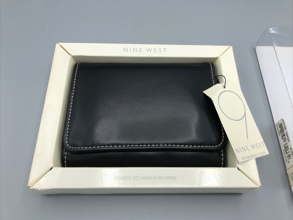 Nine West Cosmetic Set 8 Assorted Make-Up Brushes & Mirror Funpack