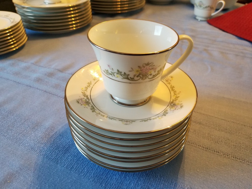 NORITAKE EARLY SPRING , Dinnerware Set , Pattern 2362 , 50 pieces Fine China