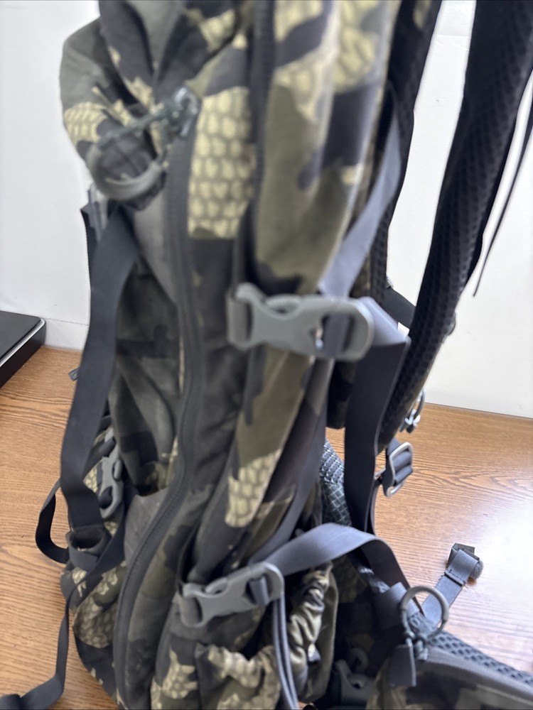Kuiu Pro 3600 Verde Backpack Lumbar Support Adjustable Straps Carbon Pack Frame