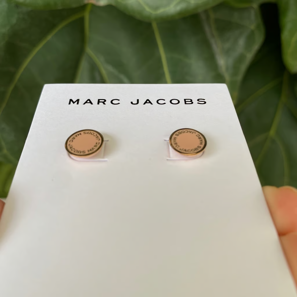M0008544 MARC JACOBS LOGO DISC ENAMEL STUDS PEACH ROSEGOLD
