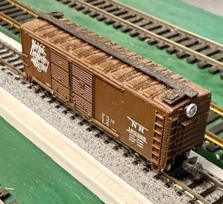 N Scale Roco New Haven Script 40’ DD Boxcar with Rapido couplers