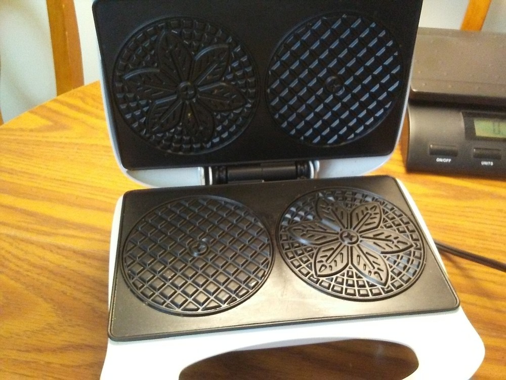 Toastmaster Pizzelle maker Italian cookie press